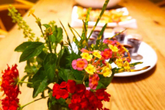yoga-camp-table-flowers